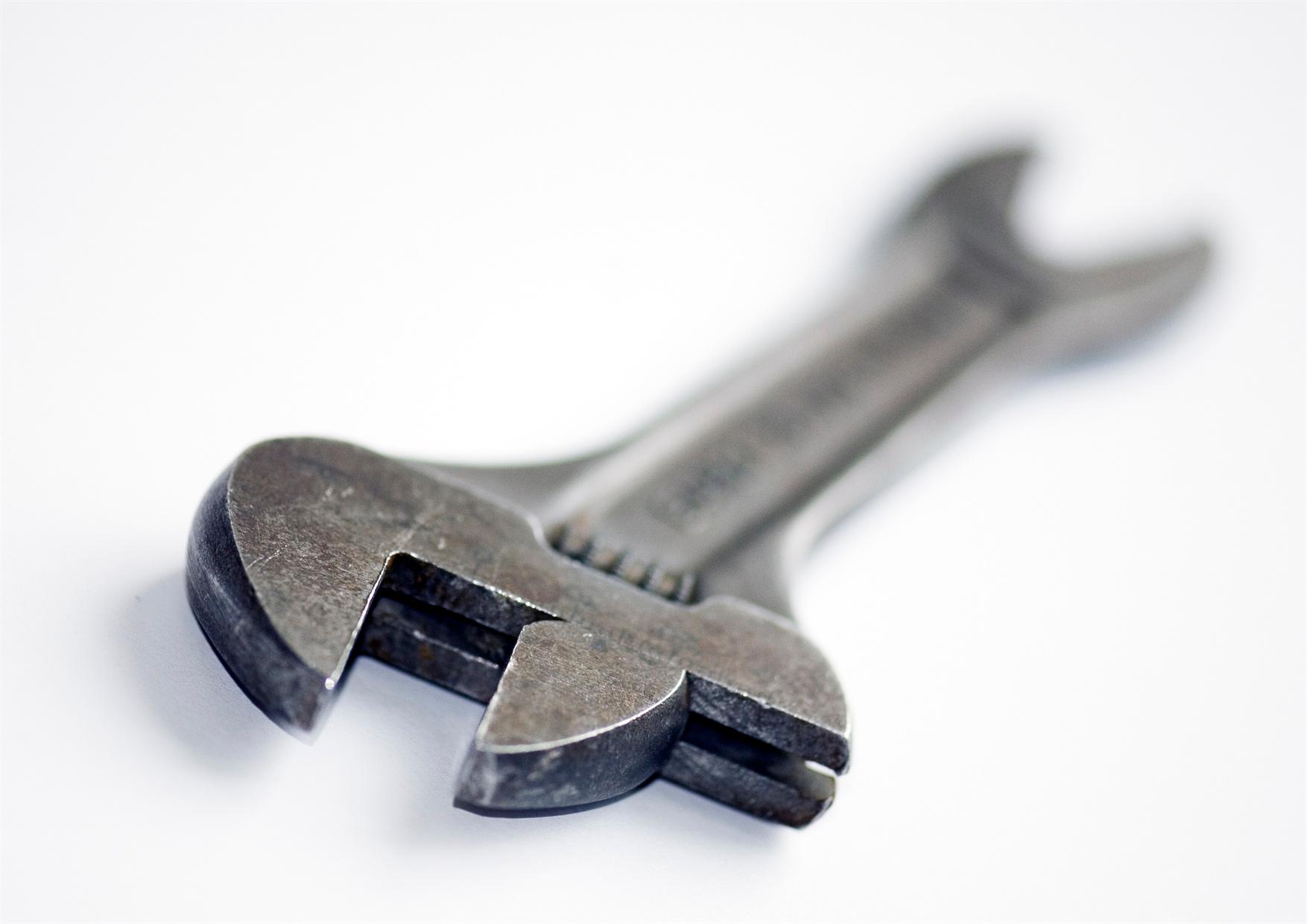 An adjustable wrench that lies diagonally.