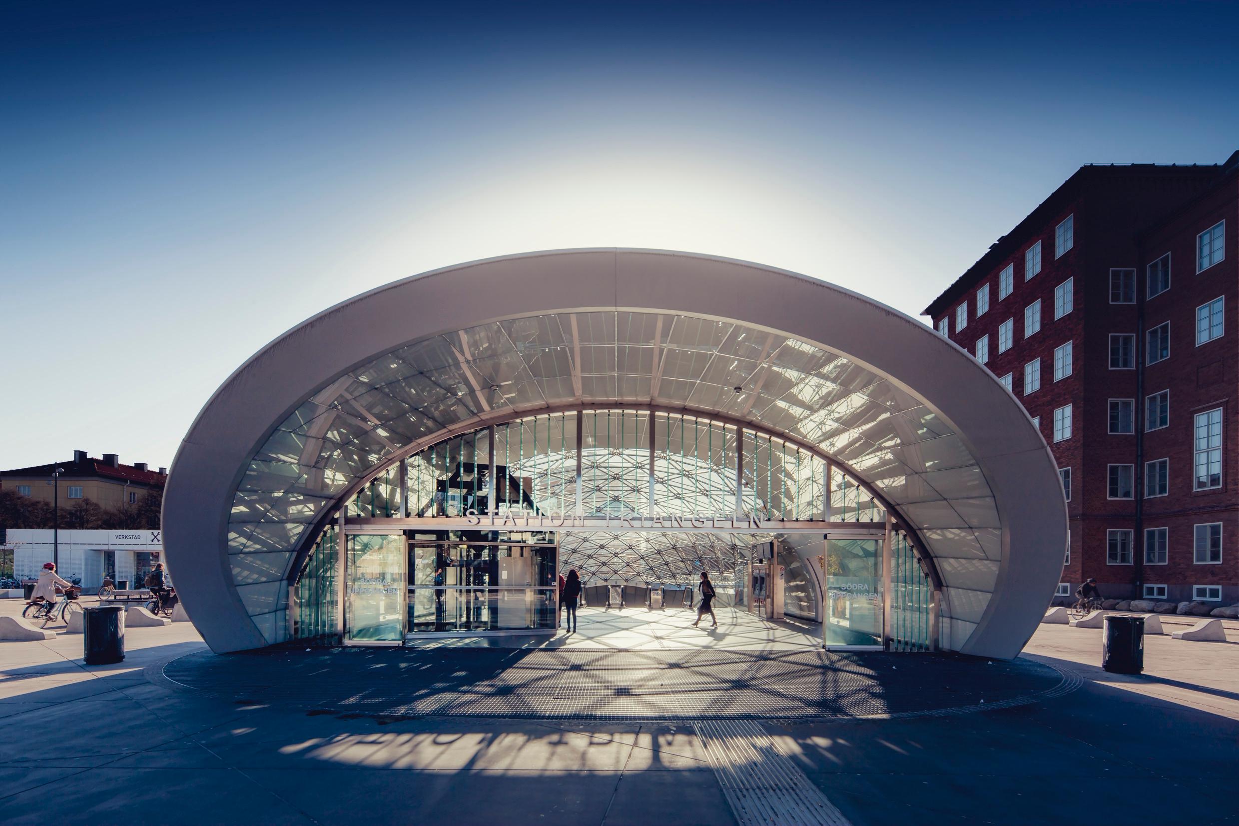 A small dome-like building made of glass, with an opening at the front. An example of modern Swedish architecture.