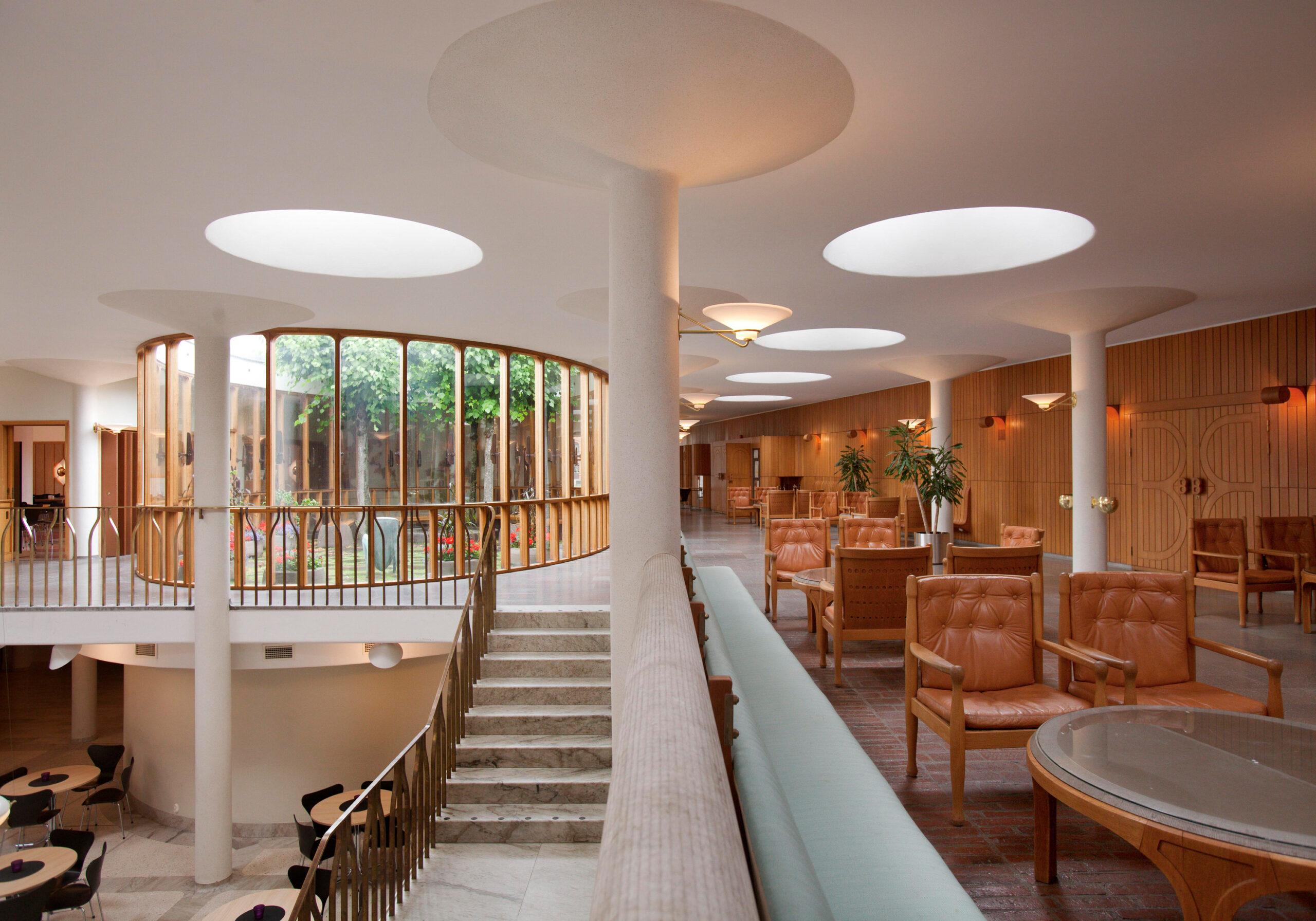 Interior from the civic hall in Eslöv, with rounded shapes, a white ceiling and wooden walls.