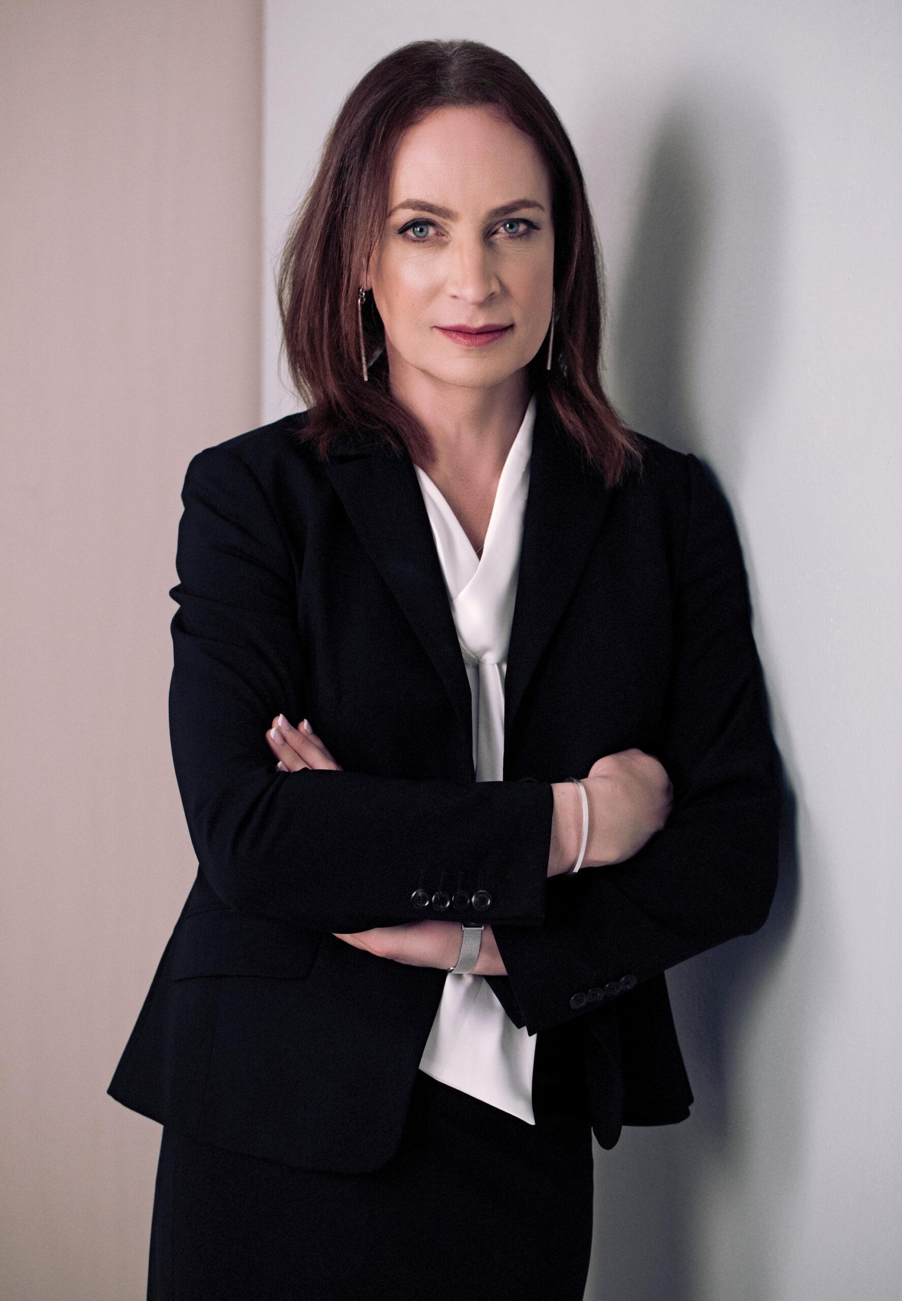 Portrait of Caroline Farberger leaning against a wall.