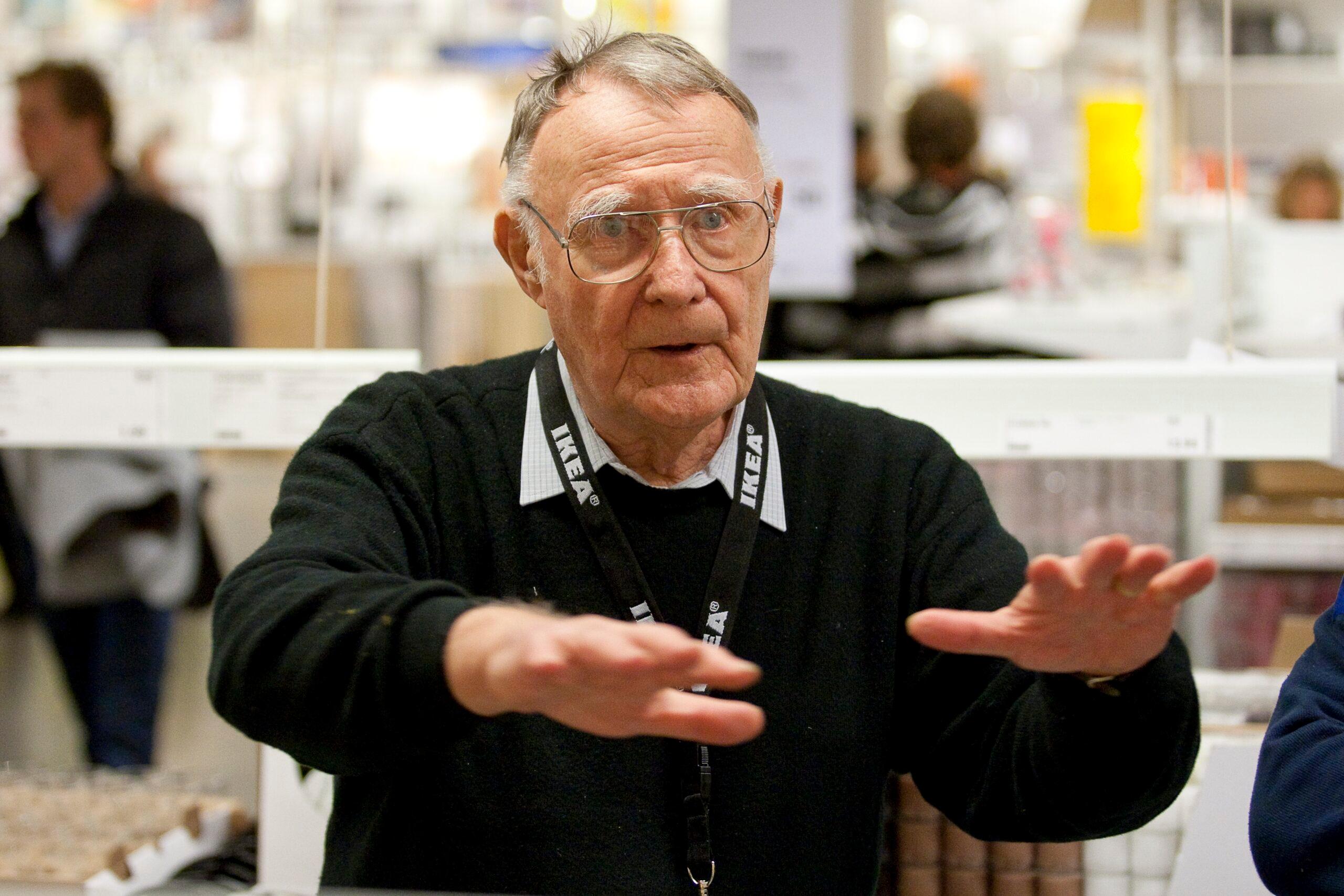 Ingvar Kamprad as a fairly old man gesticulating with his hands.