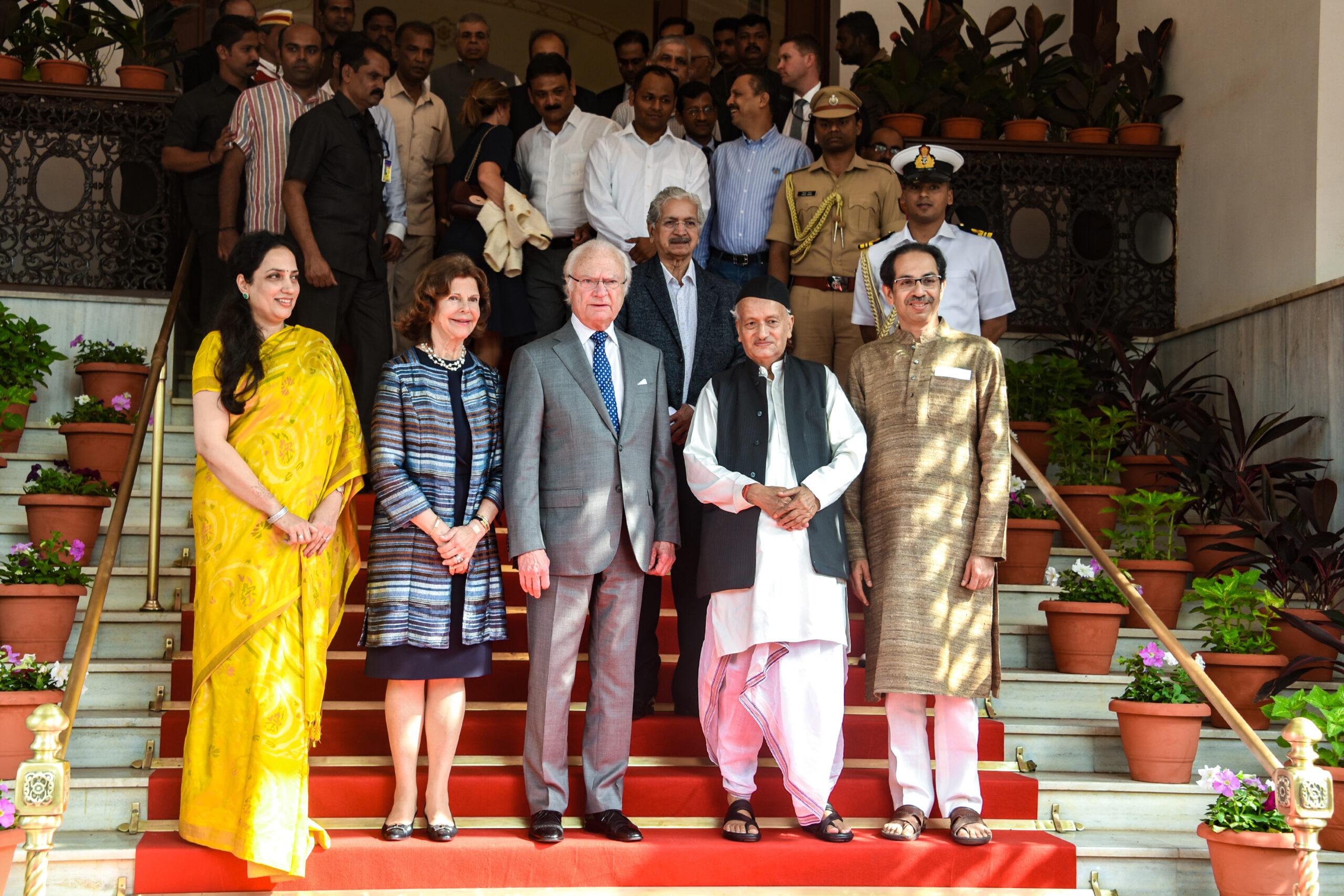 The Swedish king and queen on red carpet together with Indian officials.