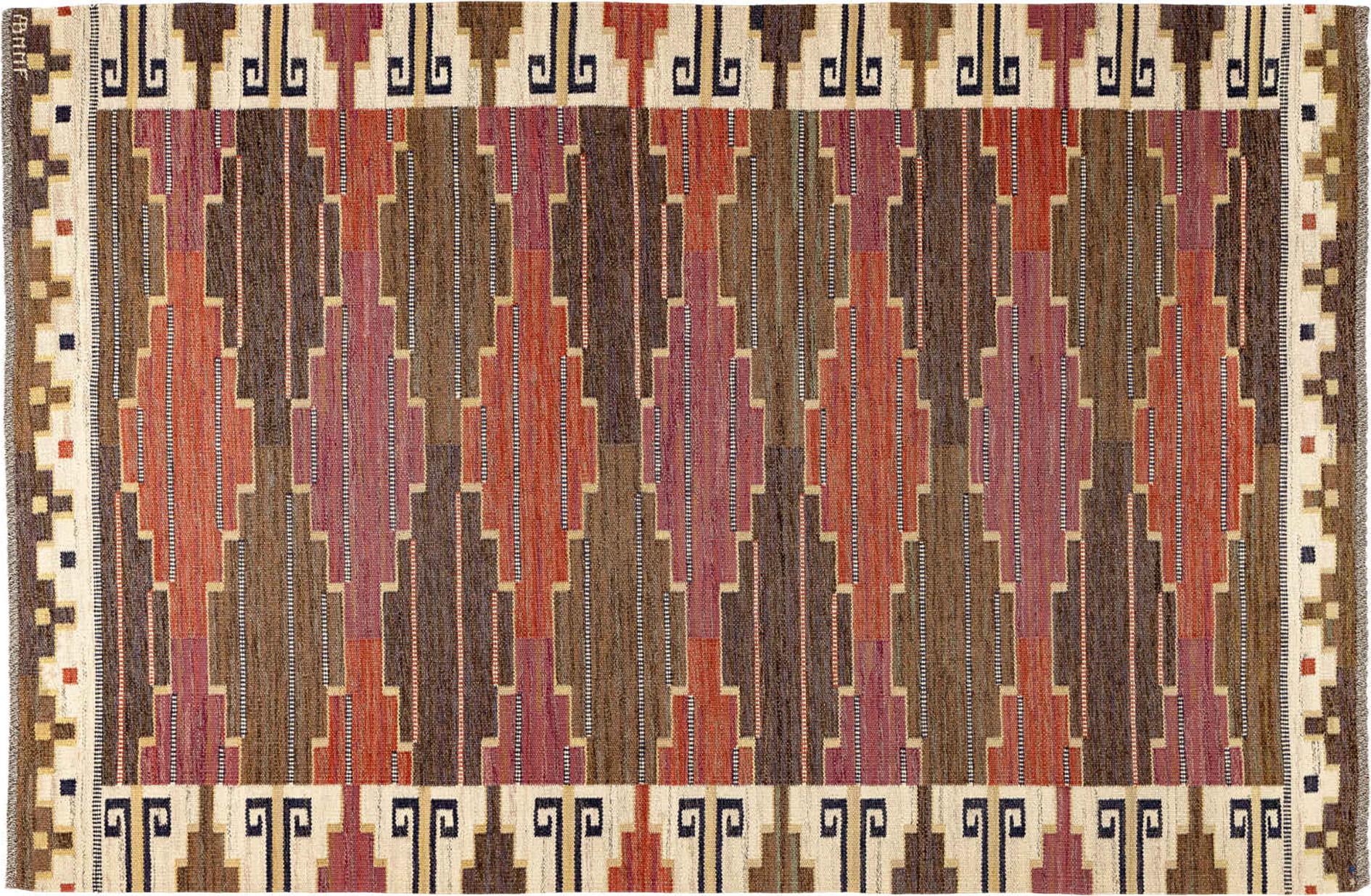 A rug in mauve and brown colours.