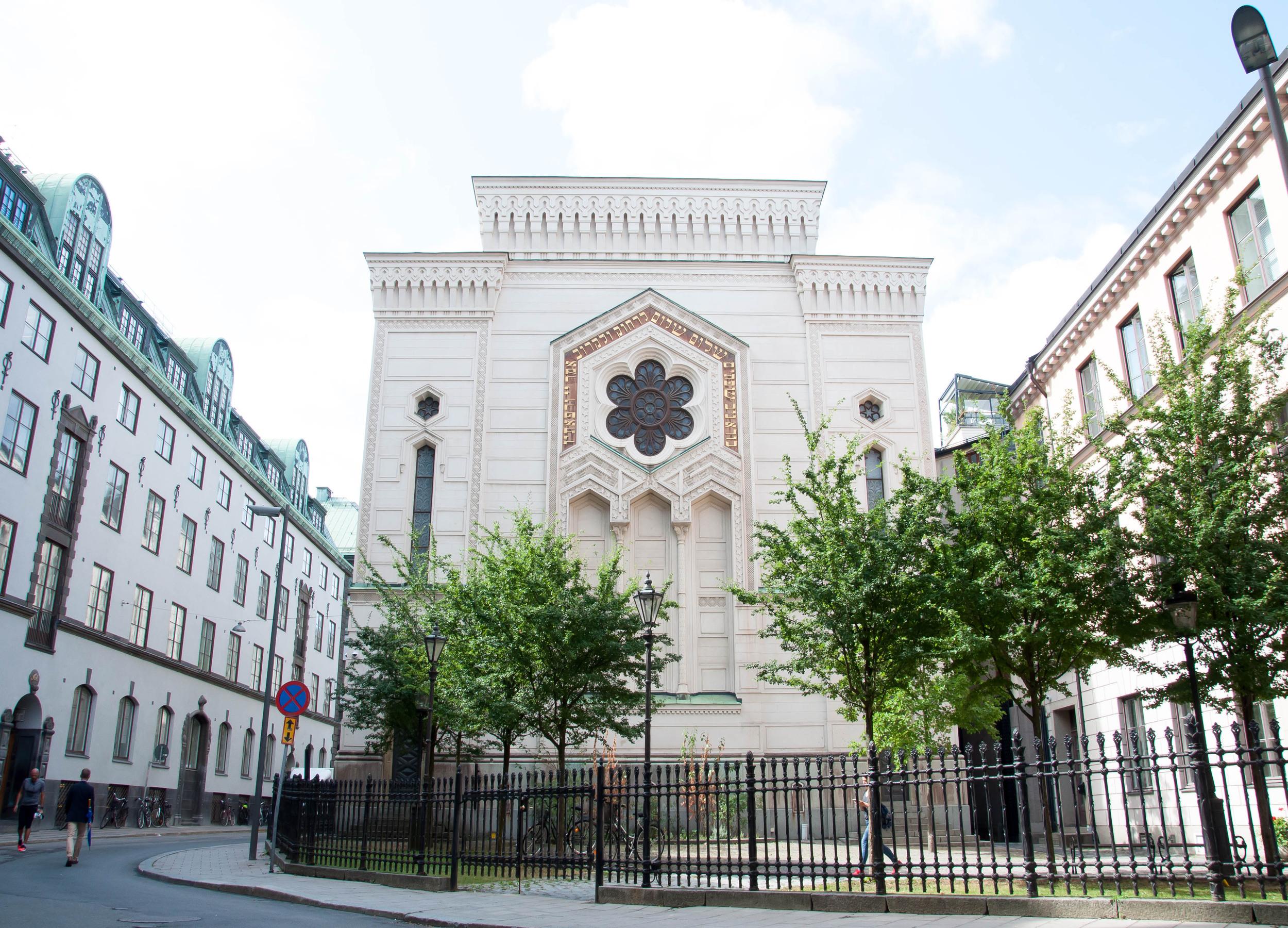 The synagogue in Stockholm seen from the outside, some trees in front of it.