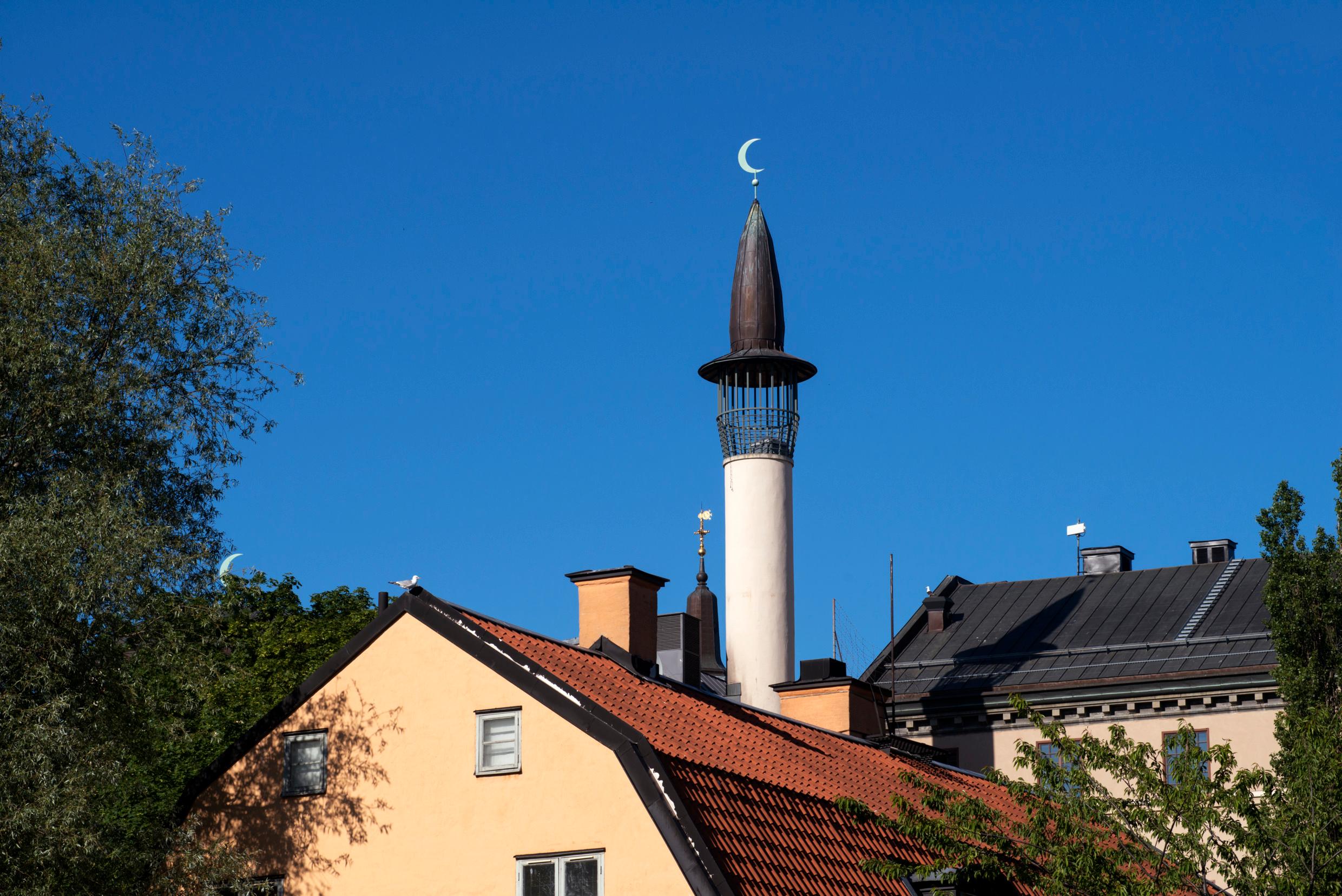 The minaret of the Stockholm Mosque against a blue sky.