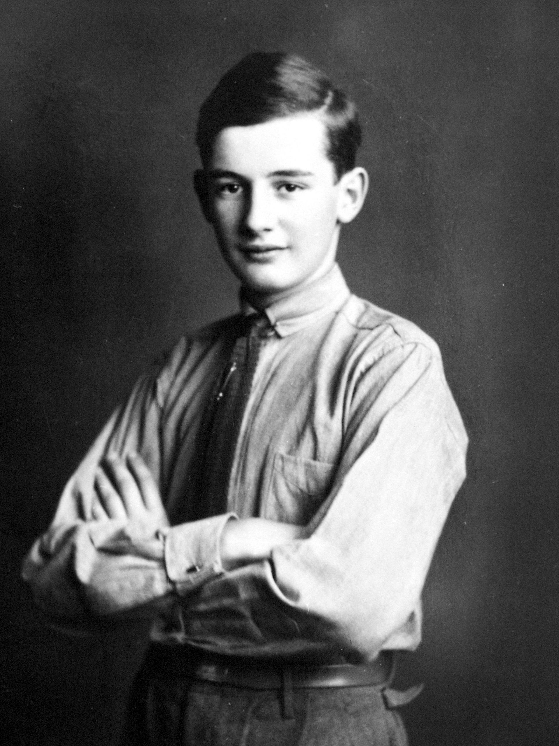 Black-and-white photo of Raoul Wallenberg as a young man, dressed in shirt and tie.