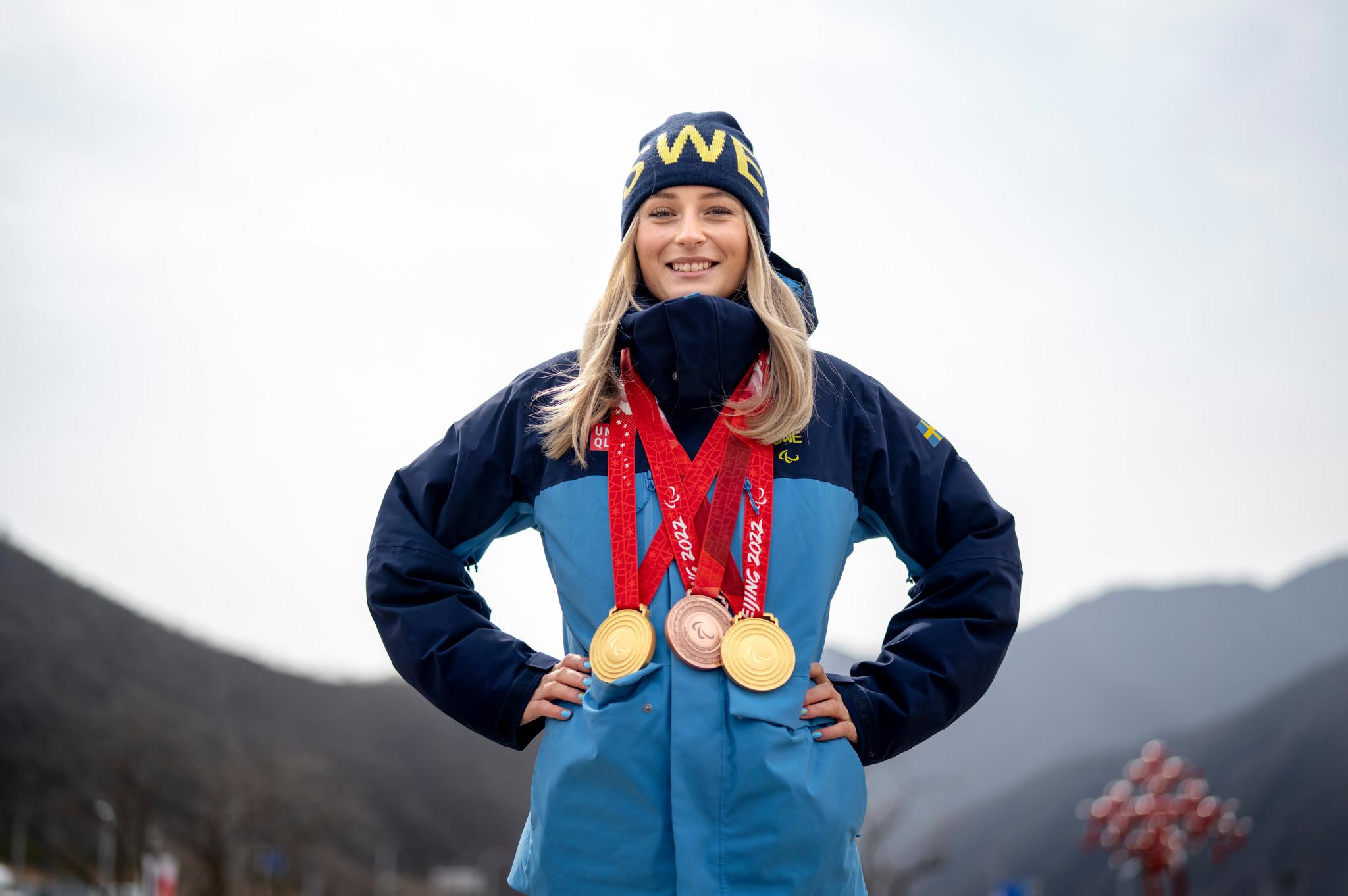 Ebba Årsjö with her two golds and one bronze at the 2022 Paralympics. 