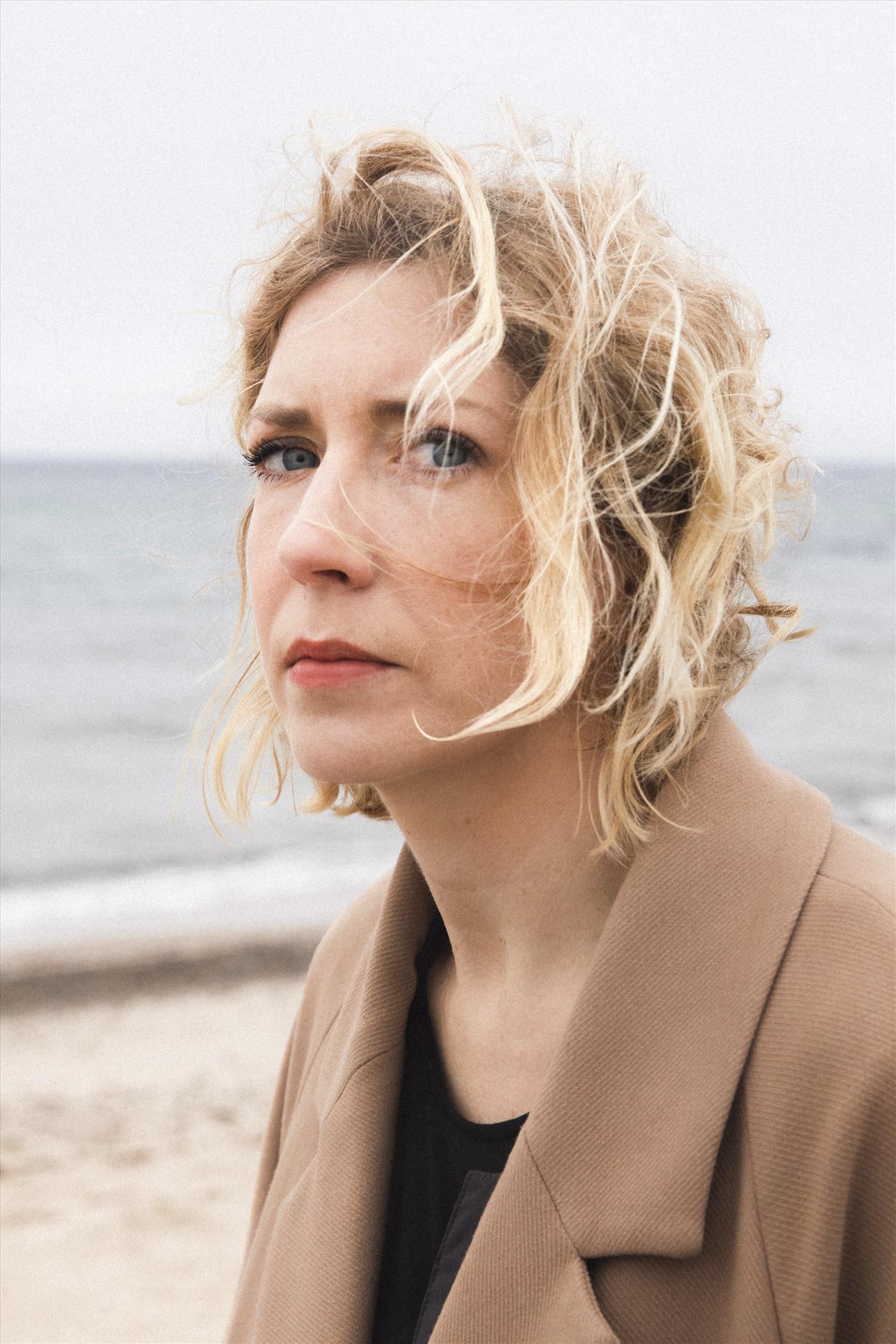 Portrait of author Amanda Svensson.