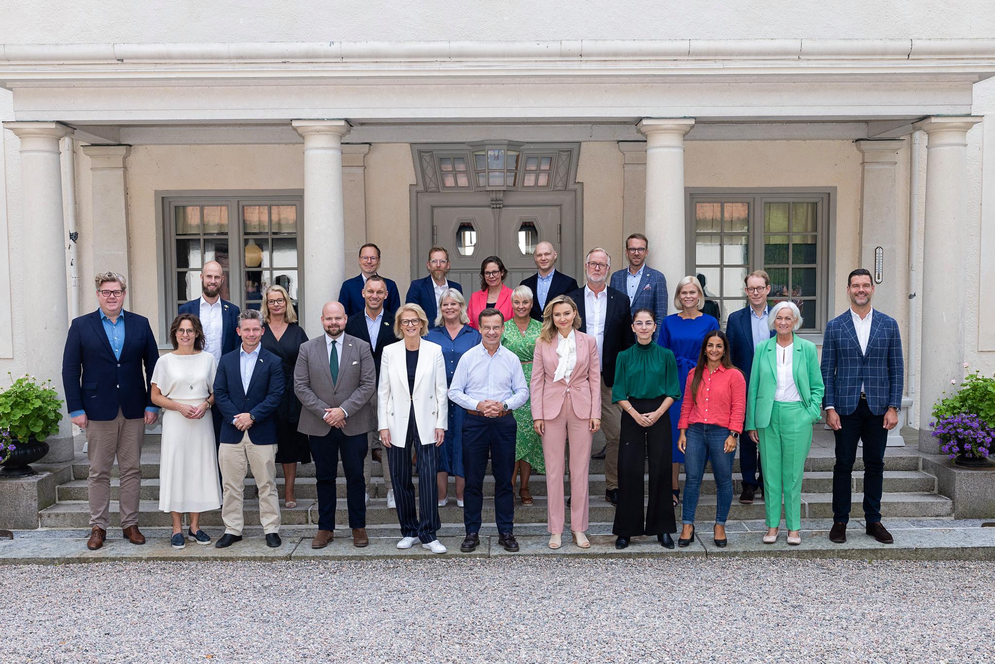 The ministers of the Swedish government standing on the steps of the prime minister's summer residence.